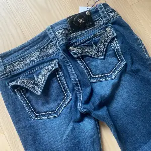 Miss me jeans i storlek 30 (passar M, eller lite stor S). Bootcut modell. Saknar knapparna på bakfickorna men de kan man t.ex köpa från Panduro & enkelt sätta på själv💘 Säljer då de inte passar mig🩷