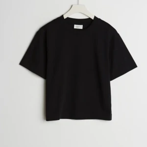 T-shirt - Säljer denna fina t-shirt från gina tricot💞använd ett fåtal gånger