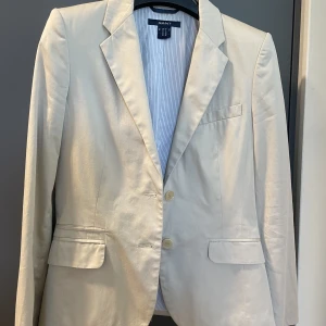 Kavaj - Kavaj från GANT. Figursydd med knappar och fickor.