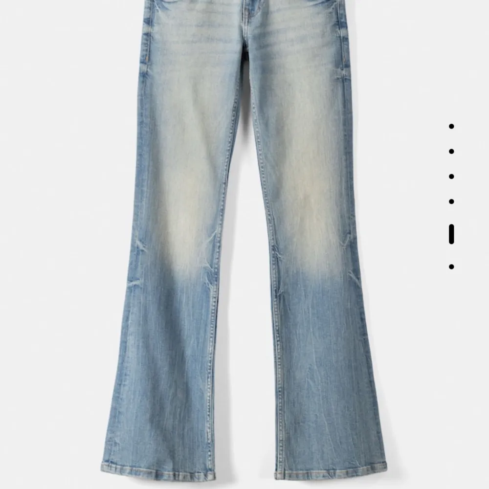 Super snygga jeans från Bershka! Har prislappen kvar och har bara testats 2 ggr. Säljs pga att dem var för små💗. Jeans & Byxor.