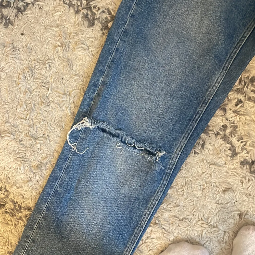Jeans från zara mörk blå använda några gånger inte alls många gånger  jätte fina med slits❤️. Jeans & Byxor.