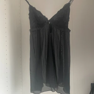 Nattlinne i spets med rosett - Supersöt nattlinne som tyvärr inte kommit till användning. I bra skick 