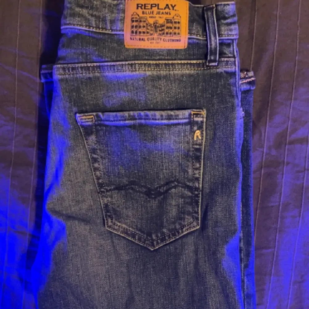 Ett par skit snygga Replay jeans som är mycket inne i stilen just nu. Inga skador eller defekter. Skriv om ni har frågor.. Jeans & Byxor.