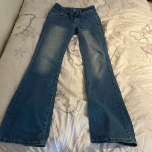 Secondhand Bootcut jeans orginal pris 500kr. Stockholm❤️ - Jag köpte de här jeansen på semester i Spanien för ett år sedan och har bara använt dem en gång, jeansen passar som bäst på XS och S , Jeansen är väldigt utsvängda. 