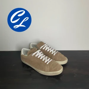 Saint Laurent skor  - Tja! Nu säljer vi dessa sjukt snygga skorna från Saint Laurent. Skorna är i bra skick utan några större defekter. Skorna är i storlek 43. Inget og tillkommer vid köp. Tveka inte att höra av dig vid minsta fråga eller fundering!👍