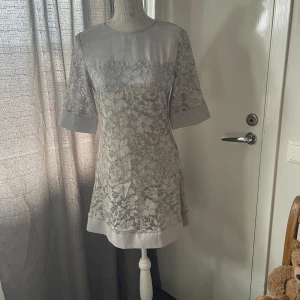 Klänning Repeat  - Fin klänning från Repeat i stl S.