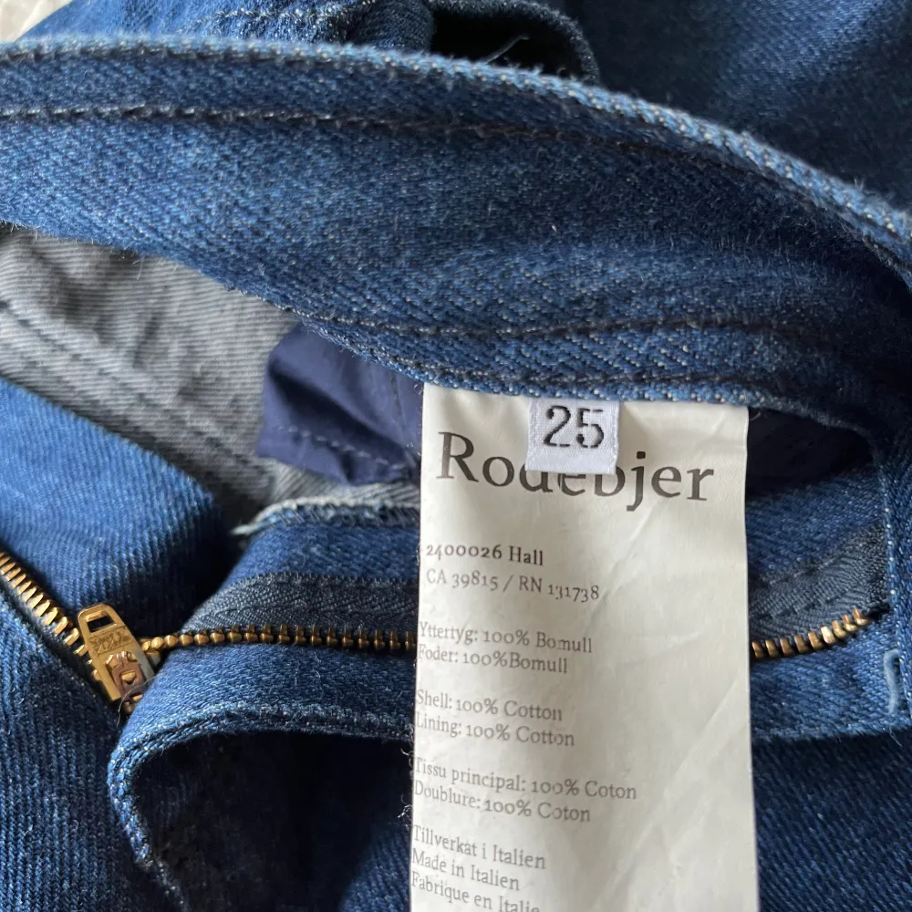 Mörkblå långa jeans i modellen Hall. Använda tre gånger. Cond 9/10.. Jeans & Byxor.