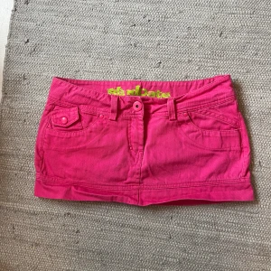 Lågmidjad rosa jeanskjol - Supercoola lågmidjad rosa jeanskjol. Midjemått 38 cm rakt över, längd 27 cm. Köp via köp nu❤️‍🔥