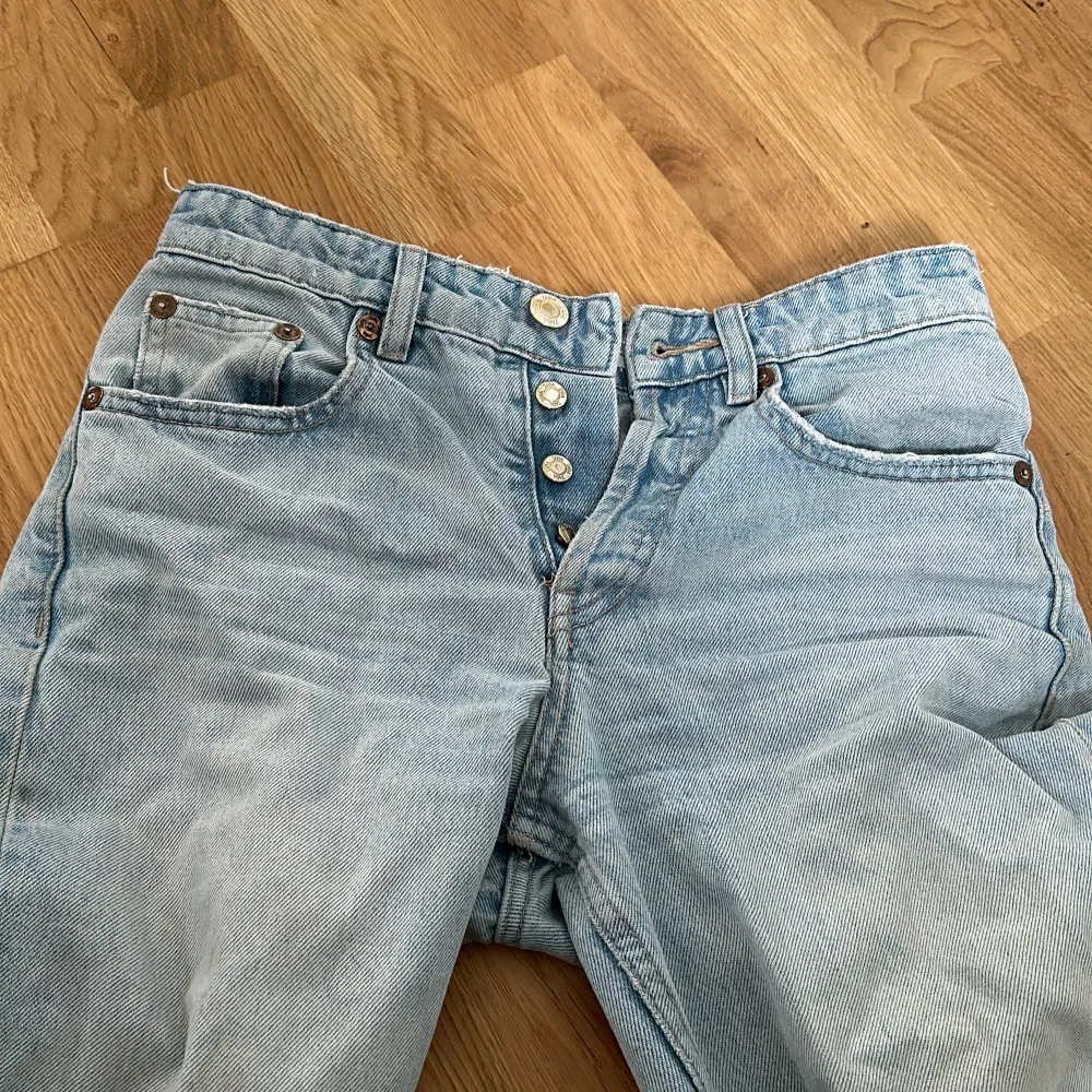  Ett par med mid waist Jeans från Sara knappt använda Köptes på plick❤️‍🔥 pris går att diskutera glöm inte att kolla in min profil. Jeans & Byxor.