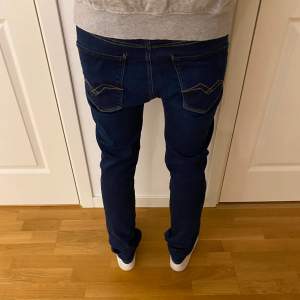 Ett par otroligt feta replay jeans i modellen ”anbass”. Storlek 31. 10/10 skick. Pris går att diskutera.