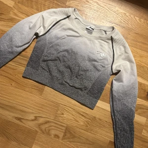 Träningstopp - Bra skick inte använd så mkt, köpt för antal år sedan. Storlek s