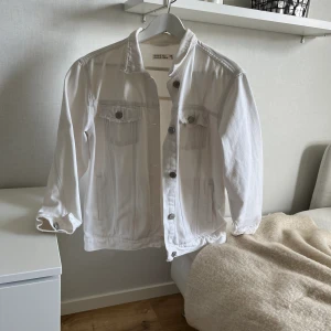 Vit jeansjacka  - Klassisk vit jeansjacka från Cubus. Storlek XS/S. Inte använd så mycket, fint skick. Den är väldigt mjuk & skön men ändå ”rejäl” 🌼 perfekta sommarjackan! 