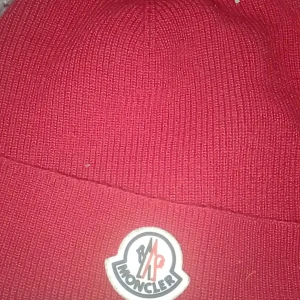 Äkta moncler mösa  - Priset kan diskuteras privat hära eller i snapchat mitt snap namn e Dvd41k om ni vill diskutera om priset