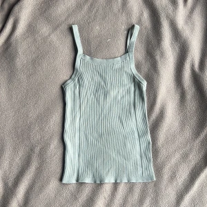 Linne - Fint mintgrönt linne som sitter figurnära i fint skick!!🌟🌺