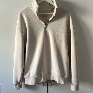 Halv zip från J&J - Säljer nu min schyssta halv zip i storlek M i färgen beige! Tröjans skick motsvarar 8.5/10! Inga fläckar eller hål och fortfarande fluffig innuti👍🏻Det är bara o höra av dig vid fler frågor! Priset går att diskutera🔥