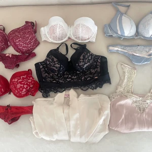 Klädpaket underkläder Hunkemöller  - Säljer underkläder och underklädesset från Hunkemöller samt ett satinlinne från H&M. Flera av underkläderna är från den exklusiva Noir-kollektionen.  Trosor: XS/S Bh: 70D/E  Nypris är över 3 000 kronor. Säljes pga flytt.   Allt är i bra skick💕