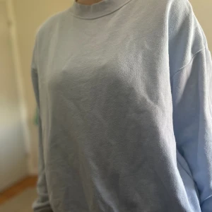 Basic blå tjocktröja - Inga defekter fett Basic 