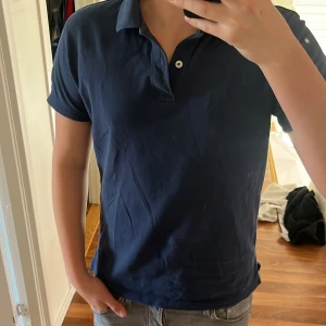 Piké T-shirt - Säljer en piké från Kappahl då den börjar bli för liten. Knappt använd och mycket bra skick. Storleken är S. Hör av dig om funderingar!