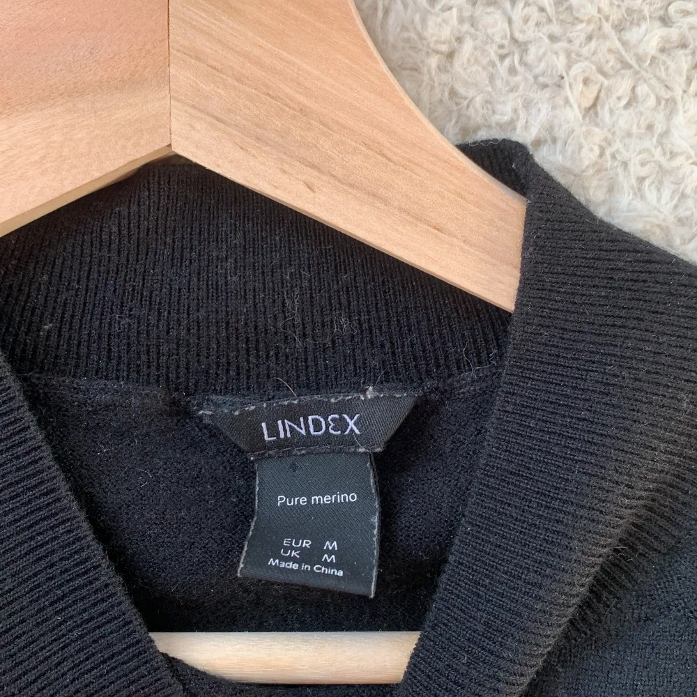 As snygg tröja ifrån Lindex! sparsamt använd och säljer då den inte kommer till användning längre . T-shirts.