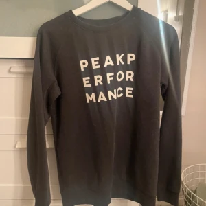 Peak performance tröja  - Mörkgrå peak performance tröja🩶 storlek 170/XS-S, knappt använd så den är i mycket fint skick 