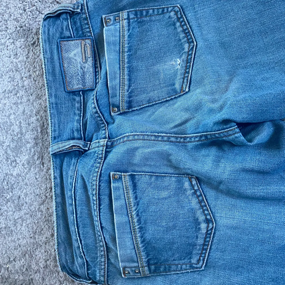 säljer dessa as snygga jeans från diesel då de tyvärr inte passade❣️midjemåttet är 39 och innerbenslängden är 75. bilderna är från förra ägaren❣️. Jeans & Byxor.