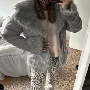 Jacka med päls - Jacka med päls. Storlek L men väldigt liten i storlek. Skulle säga att den är som en S. Helt ny med prislapp🥰👌☺️