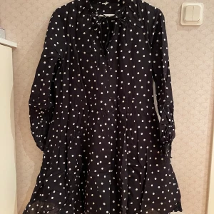 Arket klänning - Sparsamt använd klänning från Arket i fint skick! 