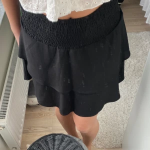 Svart kjol - Säljer denna svarta volangkjol, väldigt basic så går att matcha till mycket💞