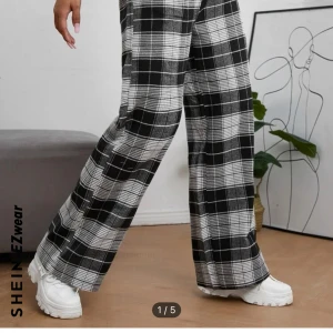Fina pyjamas byxor - Använda men fint skick! Säljer pga att jag tycker de är förkorta (jag är 165)  Väldigt mysiga och baggy vilket jag gillar🥰 