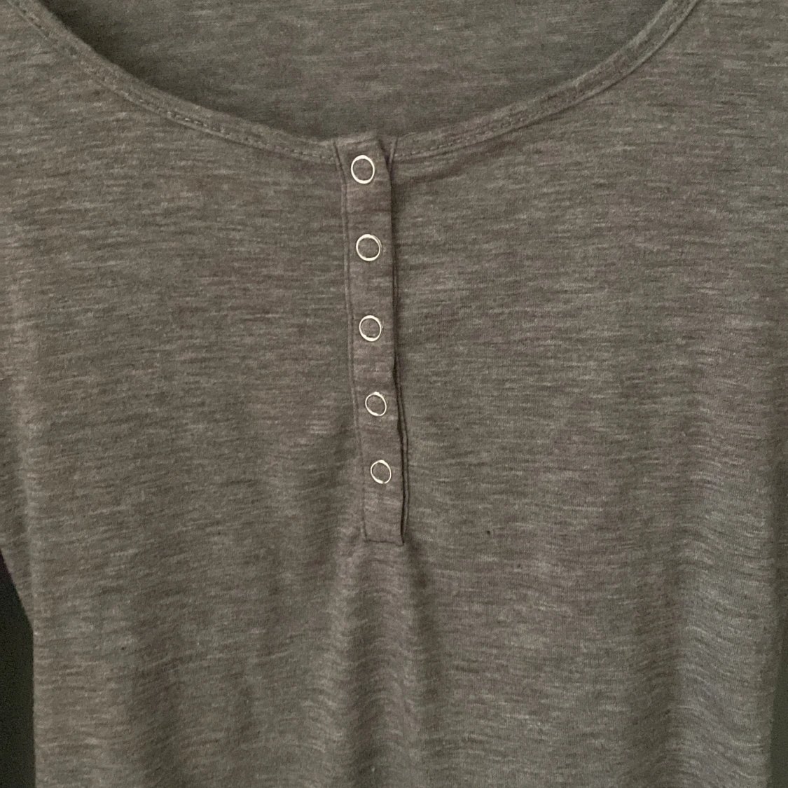 grå långärmad tröja från shein med knappar   - 93