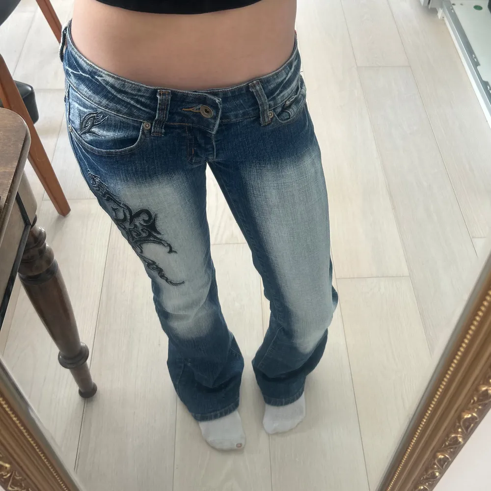 Supersnygga lågmidjade crazy age jeans! Strl 36 och passar mig som är 164💓 det är bara o skriva om ni vill ha mått eller har frågor💗. Jeans & Byxor.