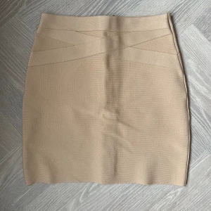 Kjol - Kjol inköpt på Bik Bok, ”bandage”-modell. Använd 1 gång. Storlek M, passar 34-38.