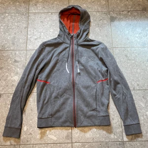 Hugo boss hoodie - Säljer denna Hugo boss hoodien i storlek M