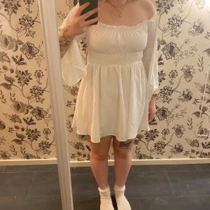 Vit klänning  - Klänning från shein, skulle ha till halloween men använde aldrig. Lapparna finns kvar och den är enbart testad.