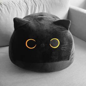 Cute AF stor plush i form av en knubbig svart katt med gula ögon! 🌙🖤🐈‍⬛40x40x35CM 📏Köpt för ca 400kr på Kawaii.se och har bara chillat på soffan sedan dess (utsåld, lappen är kvar)! ✨Ett måste-ha för alla kattälskare! 😍Köp nu 💌