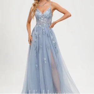 Vacker blå balklänning JJ’s house - Såå fin ljusblå balklänning med massa detaljer som tyvärr inte passade mig!💗Nypris 2271kr. Från JJ’s House. Köpte denna på plick i nyskick och har aldrig använt den. Pris kan diskuteras och skriv om ni har frågor!💗💗Strl S/36. 