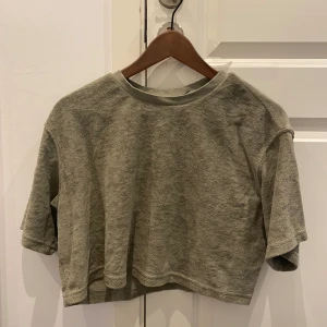 topp ifrån hm - säljer denna topp i handduks material, den kommer inte till användning längre💓