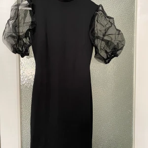 Puff-arm klänning stl: S - Oanvänd endast testad klänning från Nelly. Storlek Small. 