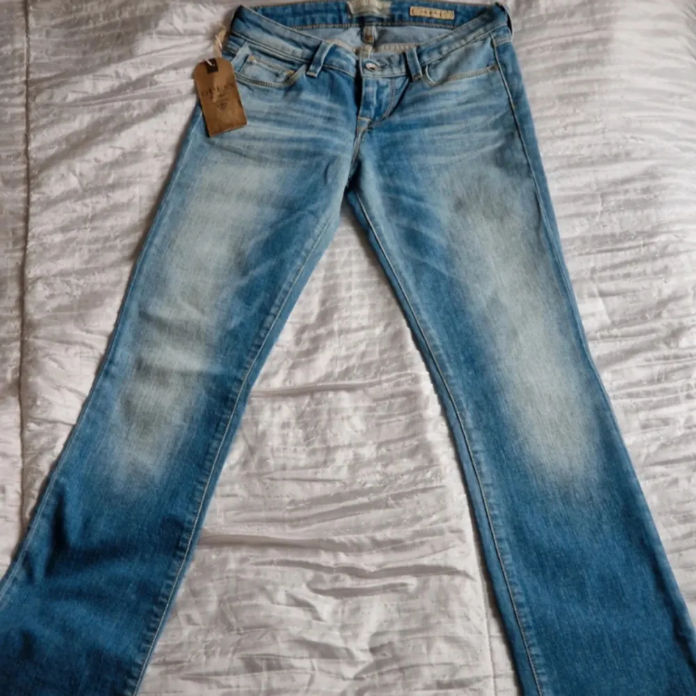 Galet snygga lågmidjade bootcut jeans från Guess, nya och storlek 24 dvs XXS/XS. Midjemåttet är 33 cm platt och innerbenslängden är 85 cm 💕. Jeans & Byxor.