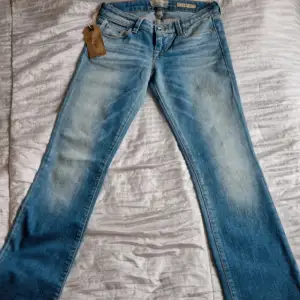 Galet snygga lågmidjade bootcut jeans från Guess, nya och storlek 24 dvs XXS/XS. Midjemåttet är 33 cm platt och innerbenslängden är 85 cm 💕