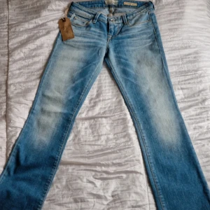 Guess jeans - Galet snygga lågmidjade bootcut jeans från Guess, nya och storlek 24 dvs XXS/XS. Midjemåttet är 33 cm platt och innerbenslängden är 85 cm 💕