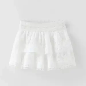 Säljer denna vita zara kjolen som it säljs längre då den it kom till användning. Den e i relativt bra skick 💗