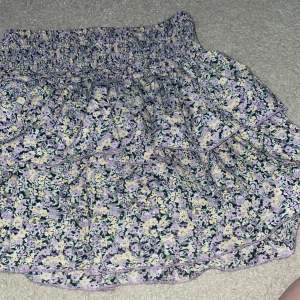 Säljer min Ginatricot kjol för den är inte något jag använder längre tyvärr men den är super fin till sommarn när man är brun💗☀️skriv för fler bilder så fixar jag💗