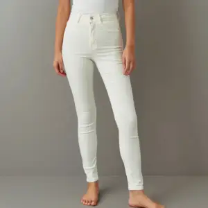 Vita låg midjade jeans, använd få tal gånger. Helt vit inga fläckar elr märken. Bra skick! Hör av er vid frågor!❤️