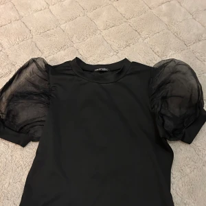 Shein Tröja  - Säljer denna tröja som är i jätte bra skick. Storleken är L men jag själv har XS och den passar!