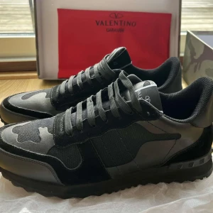 Valentino rockrunners  - Feta rockrunners som passar perfekt t nya ”laidback” stilen, passar t allt och börjar bli riktigt trendiga. Använda Max 3 gånger!😊 skriv till mig för mer bilder osv så löser vi något fint! Mitt pris: 1999kr Nypris: 6999kr