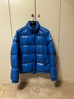 Moncler Jacka Blå - Moncler Jacka köpt på Vestiaire från 2015 möjligen. Bra skick.