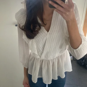 Volang blus - Super söt blus från only, använd fåtal gånger💓💓