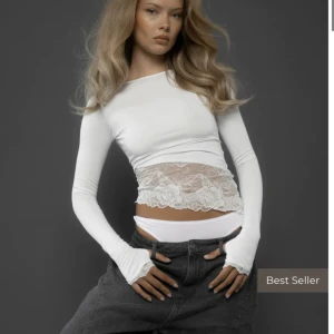 Säljer denna fina slutsålda tröja från sisters & Seekers  - Slutsåld topp från sisters & seekers köpt för 600kr, använd 1 gång. Buda! 