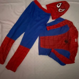 Barn Spindelmannen Dräkt  - Öppna paket  Stlk kvar S 2-3 år , M 4-5 år och L 6-8 år 